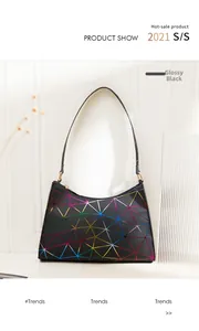 Detailaufnahme des schwarz glänzenden geometrischen Musters und Reißverschlusses der Tasche