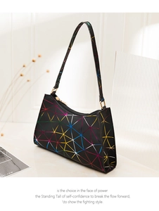 Seitenansicht der schwarzen Schultertasche mit bunten geometrischen Mustern und Textur