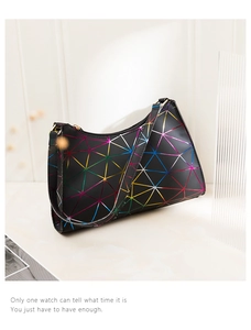 Detail des lasergeometrischen Dreieckmusters auf schwarzer Tasche mit Regenbogenstruktur