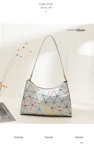 Detailansicht des geometrischen Dreieckmusters und der bunten Nähte der silbernen Tasche