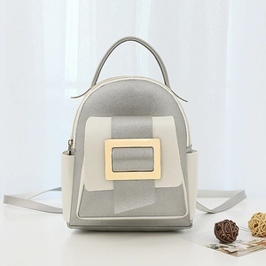 Sac à dos femme tendance bicolore gris argent et blanc crème avec boucle dorée élégante