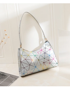 Detail einer weißen Schultertasche mit bunten geometrischen Gittern und Goldbeschlägen
