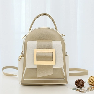 Mini sac à dos élégant pour femme en or champagne et blanc cassé avec boucle métallique