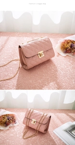 Dettaglio borsa trapuntata rosa con catena dorata e chiusura a girello elegante