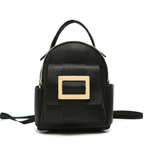 Sac à dos tendance en cuir noir grainé avec une grande boucle en métal doré vieilli