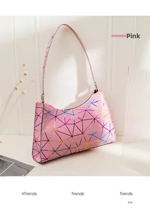 Detail der rosa geometrischen Schultertasche mit irisierendem Patchwork auf Marmor