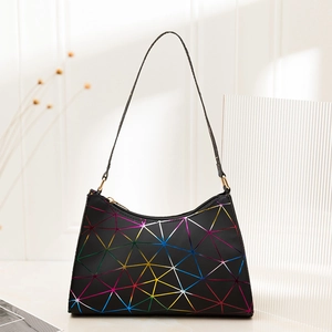 Schwarze Schultertasche mit bunten geometrischen Dreiecken und schmalem Handgriff