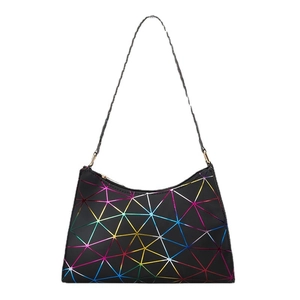 Schwarze Achseltasche mit buntem Farbverlauf-Geomuster und Reißverschluss oben
