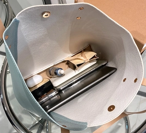 Dettaglio interno della borsa tote verde menta con ampio spazio e chiusura magnetica