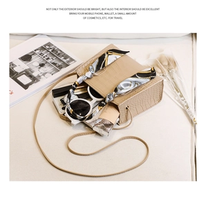 Beige Mini-Tasche mit Krokomuster und Stauraum für Smartphone und Kosmetikartikel