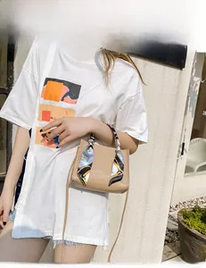 Schicke beige Handtasche in Krokostruktur mit geometrischem Seidenschal-Detail