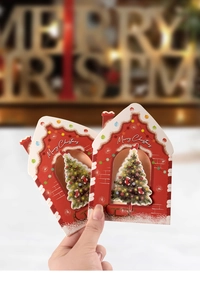 Detail der roten 3D-Weihnachtskarte in Hausform mit Christbaum und festlichem Design