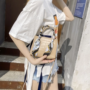 Beige Handtasche mit Krokodilprägung und dekorativem Seidentuch für Damen im Freien