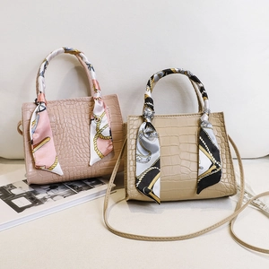 Damen Handtaschen mit Krokodilmuster in Beige und Khaki mit gebundenen Seidentüchern