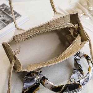Beige Handtasche mit Krokodilprägung und Tragegriff mit bedrucktem Seidenschal