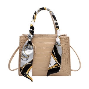 Schicke beige Handtasche mit Krokodilprägung, Seidenschal-Griff und Umhängeriemen