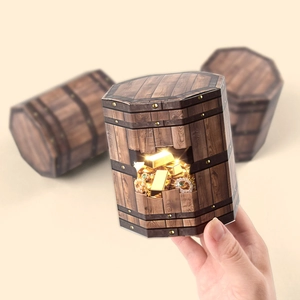 Caja de regalo hexagonal con vetas de madera e impresión de lingotes de oro y joyas
