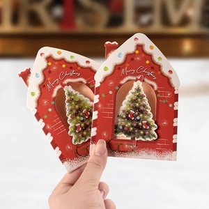 Biglietto di Natale 3D a forma di casa con albero festivo e scritta Merry Christmas
