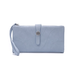Détail du portefeuille en cuir PU bleu clair avec boucle à nœud et coutures ondulées