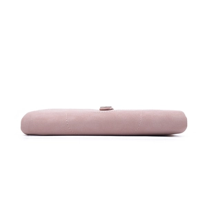 Détail du portefeuille en cuir PU rose avec coutures nettes et boucle en métal