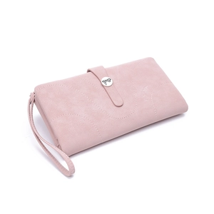 Détail du portefeuille long rose clair avec surpiqûres et boucle métallique libellule