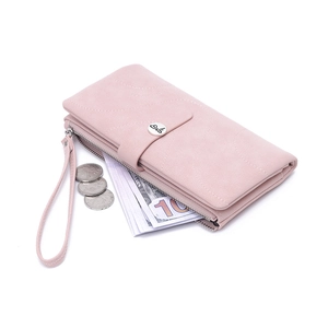Portefeuille long en cuir PU rose avec surpiqûres ondulées et boucle nœud sur fond blanc