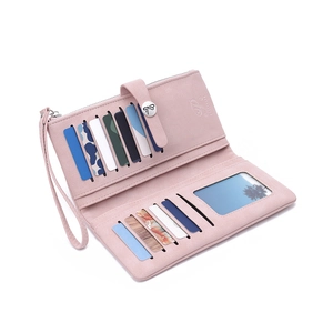 Détails de l'intérieur d'un portefeuille rose avec fentes pour cartes et compartiment zippé