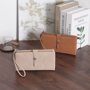Détails de portefeuilles longs en cuir matelassé beige et marron avec dragonne
