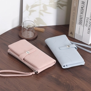 Détails de portefeuilles longs rose et bleu avec matelassage ondulé et dragonne