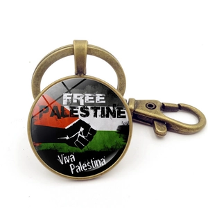 Détail du porte-clés drapeau Palestine en bronze avec texte Free Palestine et pendentif