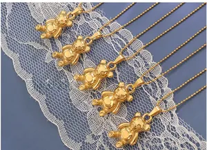 Détail de cinq colliers pendentifs ours plaqués or 18K sur une chaîne à billes
