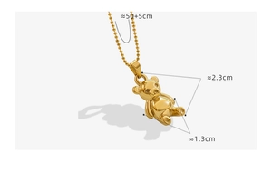 Gros plan du pendentif ours en or 3D avec détails précis et chaîne à billes fine