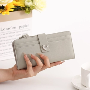 Gros plan du portefeuille long gris avec boucle en cœur et fentes pour cartes