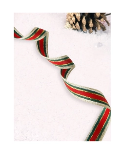 Dettaglio del nastro natalizio rosso e verde con bordo dorato su sfondo innevato