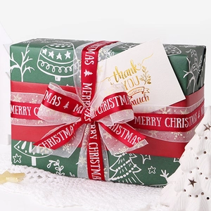 Ruban de Noël rouge avec inscription blanche et emballage cadeau vert festif