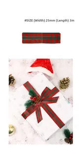 Detail van 25mm rood en groen geruit kerstlint met afmetingen en cadeau-scène