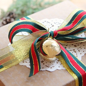 Cinta de rayas navideñas con campana dorada para envolver cajas de regalo festivas