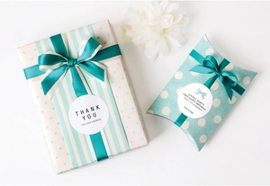 Detalle de cinta de raso verde oscuro en elegantes cajas de regalo verde menta