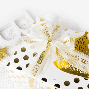 Set regalo di Natale con carta a pois oro e nastro decorativo Merry Christmas