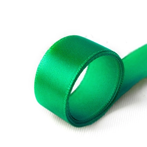 Ruban de satin vert émeraude en rouleau pour emballage de cadeaux de mariage et artisanat