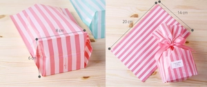 Detail of pink and blue striped cotton candy bags with 20x14cm size and THANK YOU seals