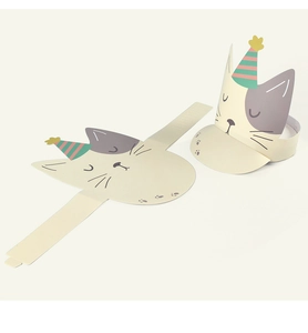 Detalle de los sombreros de fiesta de papel para gatos planos y montados para mascotas