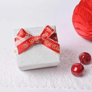 Ruban polyester rouge Happy New Year 20mm sur boîte cadeau pailletée argentée