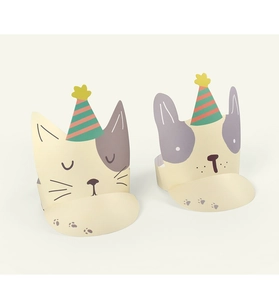 Detalle de sombreros de fiesta de papel plegables con diseños de gatos y bulldogs franceses