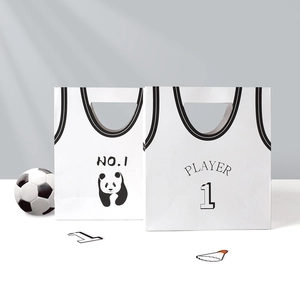 Sacchetti regalo creativi in carta bianca a forma di maglia da basket con panda
