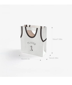 Dettaglio della busta regalo in carta stile basket con misure 18x16x6cm