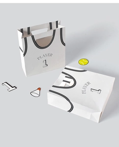 Dettaglio della borsa regalo in carta bianca con design maglia da basket e stampa PLAYER 1