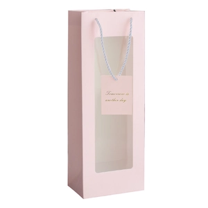 Elegante roze cadeautas met venster en decoratieve blauwe koordhandvatten