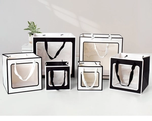 Sacchetti regalo bianchi minimalisti di varie dimensioni con bordo nero e finestra