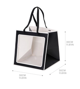 Dettaglio della borsa regalo nera con finestra trasparente e misure 30x30x30 cm